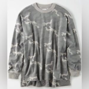American Eagle Gray oversized Camouflage crewneck size medium jeggings fit